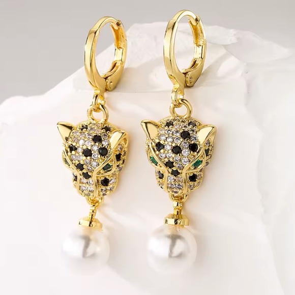 Panthere Green Eyes Crystal Pearl Earrings - Picture 1 of 7